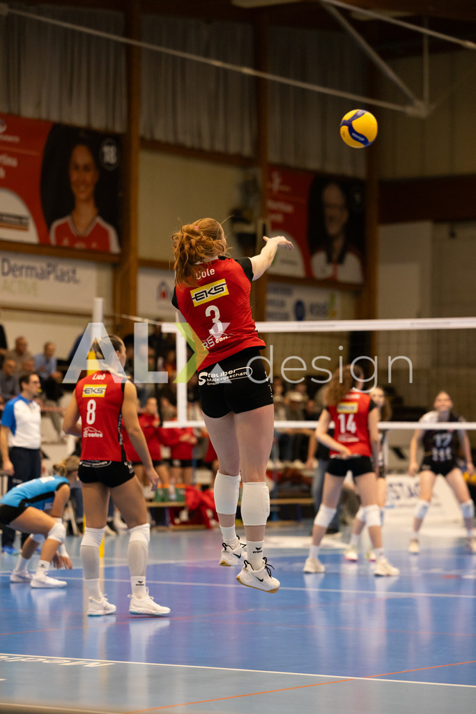 Volleyball I Frauen I Saison 2025-2026 I CEV Volleyball Challenge Cup 2026 | Women I 16th Finals I VC Kanti Schaffhausen - TJ Ostrava I 03.12.2025 | VC Kanti Schaffhausen - 3 Sydney Cole (USA) – Pass / Zuspiel - Realisiert mit Pictrs.com