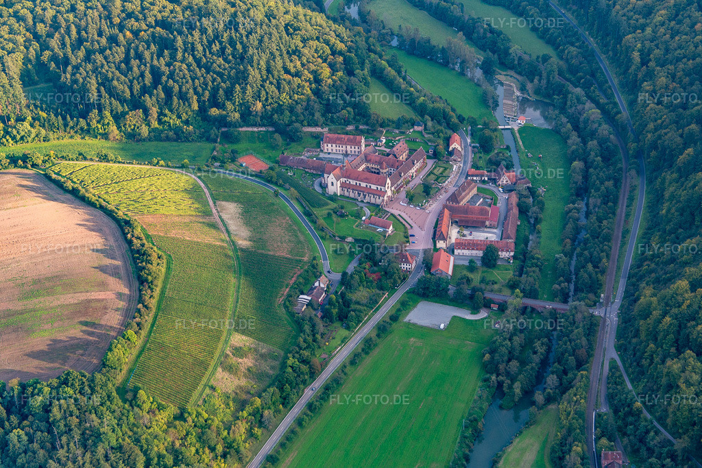 Luftbild: Gebäudekomplex des Kloster Bronnbach mit Abteigarten und Abteikirche Mariä Himmelfahrt im Ortsteil Bronnbach in Wertheim im Bundesland Baden-Württemberg in Deutschland. – Foto: IMG_073614.jpg vom 26.09.2014 durch Werner Riehm/FLY-FOTO.de – Auflösung des Originals: 5472 x 3648 px