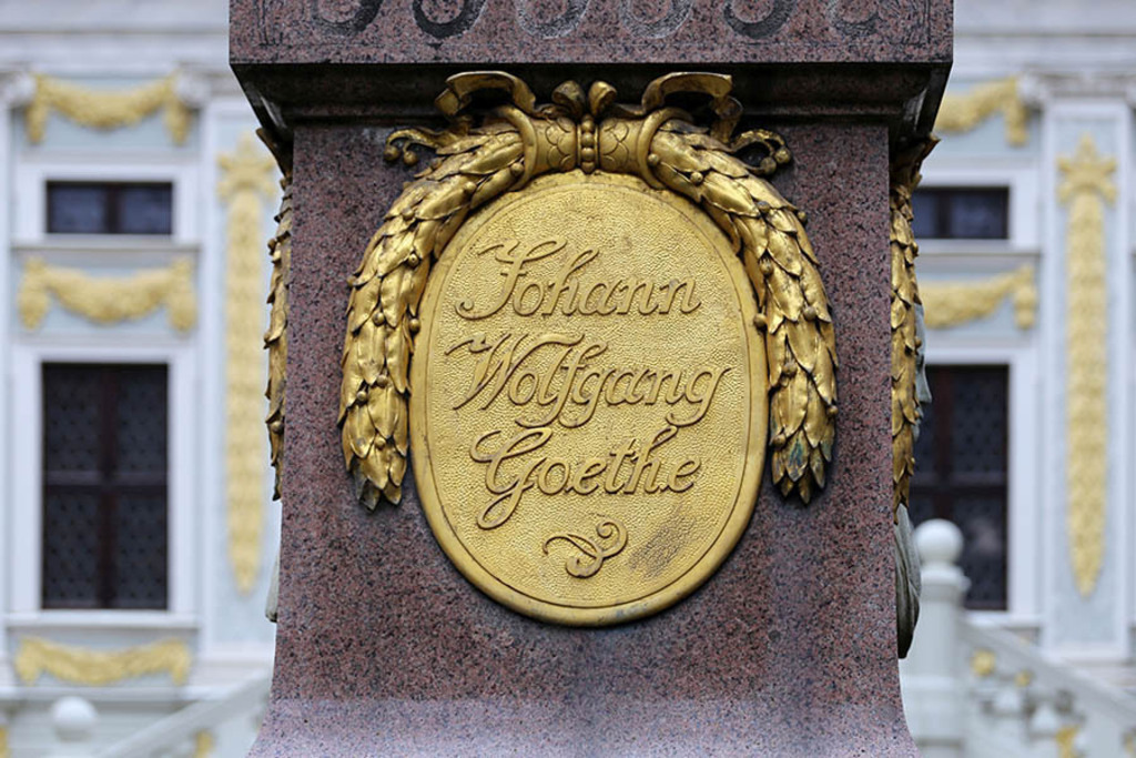 Goethe-Denkmal - Goldmedaillon auf der Vorderseite des Postaments | Entdecke über 20 Kategorien Leipzig-Motive: Foto-Downloads, hochwertige Poster, Leinwand- & Fine-Art-Prints. Jetzt Lieblingsfoto im Bildlexikon Leipzig Shop bestellen!