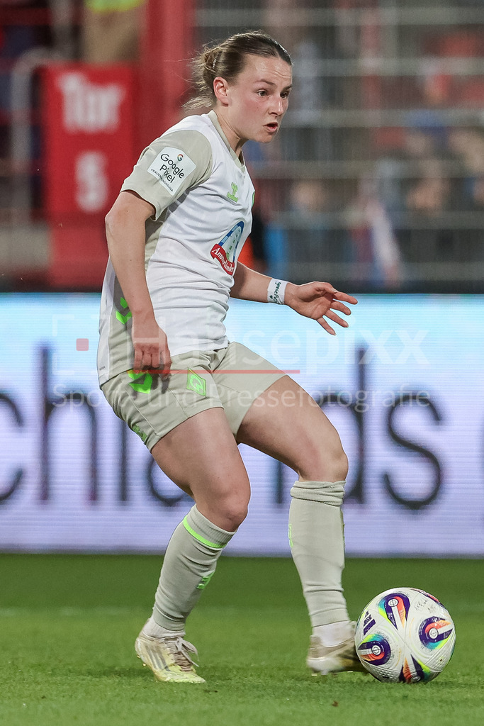 Fussball, Google Pixel Frauen-Bundesliga, 1. FC Union Berlin - SV Werder Bremen | Chiara D Angelo (SV Werder Bremen, 2) am Ball, Freisteller, Einzelbild, Ganzkörper, Aktion, Action, Spielszene, DIE DFB-RICHTLINIEN UNTERSAGEN JEGLICHE NUTZUNG VON FOTOS ALS SEQUENZBILDER UND/ODER VIDEOÄHNLICHE FOTOSTRECKEN. DFB REGULATIONS PROHIBIT ANY USE OF PHOTOGRAPHS AS IMAGE SEQUENCES AND/OR QUASI-VIDEO.