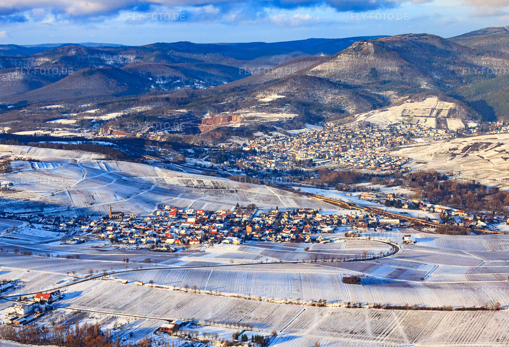 Luftbild: Winzerdorf unter der Weinlage Keschdebusch im Winter bei Schnee in Birkweiler im Bundesland Rheinland-Pfalz in Deutschland. Foto: IMG_36353.jpg vom 03.01.2011 durch Werner Riehm/FLY-FOTO.de