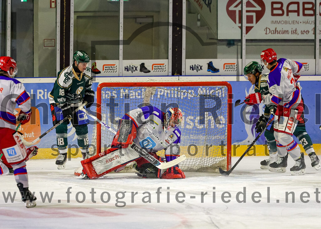 2025-11-30_094_TSV_Erding_gegen_EC_Peiting | Erding, Deutschland, 30.11.2025:Eishockey, Oberliga Süd 2025 / 2026, 22. Spieltag, TSV Erding gegen EC Peiting, Endergebnis: 5:1Luis Scheibengraber (Erding Gladiators, #18), Torwart Andreas Magg (EC Peiting, #32)Foto: Christian Riedel / fotografie-riedel.net