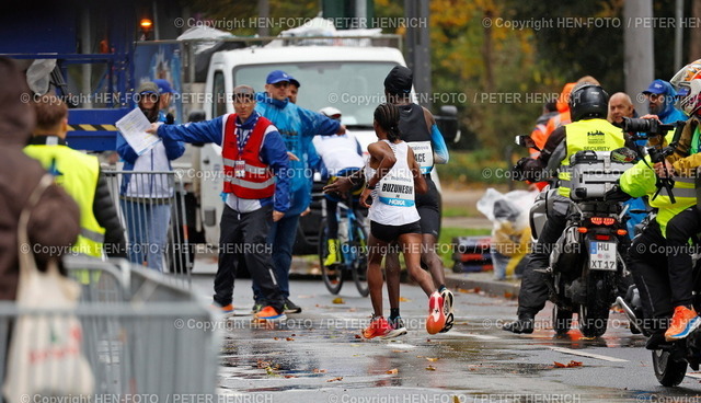 Impressionen Frankfurt Marathon | 29.10.2023 40. Mainova Frankfurt Marathon 2023 Einbiegen in die Gerade zum Ziel Festhalle für Pacemaker Anthony Apori (85) und Buzunesh Getachew Gudeta (F4) Schnellste Frau Siegerin Gewinnerin (Foto: Peter Henrich) - Realisiert mit Pictrs.com