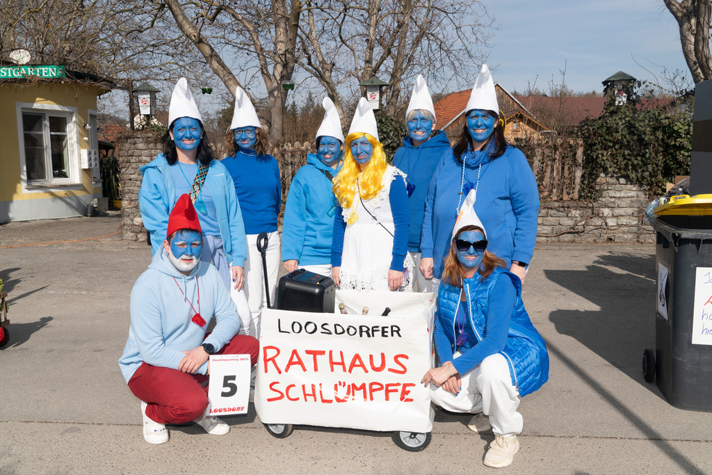 MASKEN-Gruppe_8769 | Fotostrecke: FASCHINGSUMZUG 2025 in Loosdorf. 22 Masken(gruppen)-Teilnehmer: Loosdorfer Vereine, Wirtschaftstreibende, Gemeindeabordnungen sowie Kreditinstitute. rund 700 Besucher entlang der Hauptstrasse. Veranstaltungs-Sicherung durch Mannschaft der FF-Loosdorf mit schwerem Gerät. Maskenprämierung am EKZ-Platz durch Bgm. Thomas Vasku in den Kategorien: Bester Festwagen (Fa. gkonzept-Groissenberger; Beste Personengruppe-ASK-Loosdorf; Beste Einzelperson; Weiteste Anreise-FF Schollach;