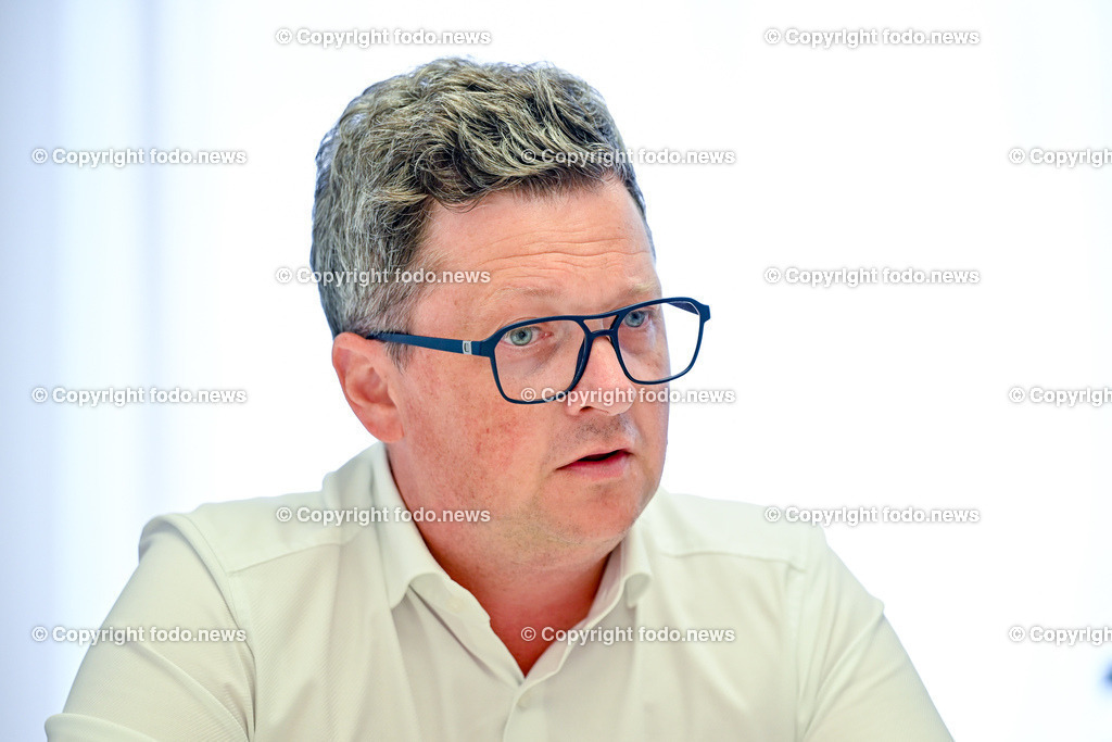 LR Michael Lindner (SP)_ 02.09.2024-10 | 02.09.2024, Linz, AUT, LR Michael Lindner (SP) im Bild LR Michael Lindner (SP,  Landesparteivorsitzender SPOE OE) waehrend eines Interview in seinem Buero in Linz