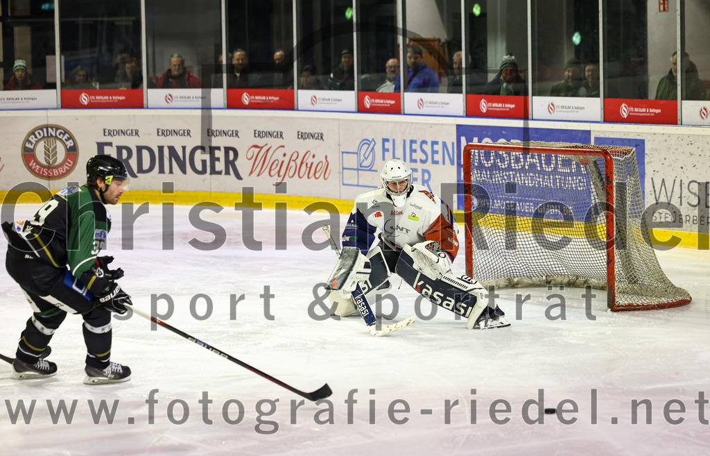 2023-03-03_119_TSV_Erding_gegen_ESC_Kempten | Erding, Deutschland, 03.03.2023:
Eishockey, Bayernliga Playoffs 2022 / 2023, Viertelfinale, TSV Erding gegen ESC Kempten, Endergebnis: 9:3

Thomas Plihal (Erding Gladiators, #39), Torwart Danny Schubert (ESC Kempten, #29)

Foto: Christian Riedel / fotografie-riedel.net