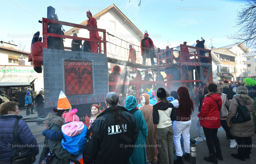 news-2023-Feb16-Unsinniger_Fasching_Reutte-nik-WTV_7483 | Info aus dem Bezirk Reutte/Ausserfern Tirol sowie eine umfangreiche Bilddatenbank über die gesamte Region: Lechtal, Talkessel Reutte, Tannheimertal, Zwischentoren. Lech, Plansee, Zugspitze, Grenztunnel, B179, Fernpassstraße, Verkehr, Lawinen, Tradition, - Realisiert mit Pictrs.com