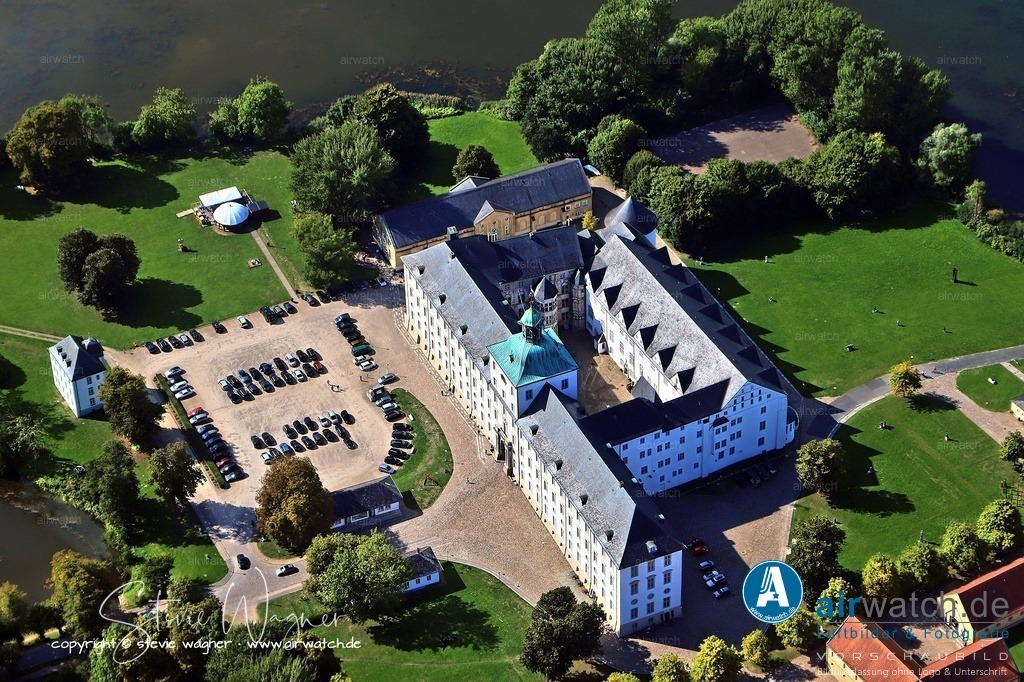 Luftbilder Ostseefjord Schlei, Schloss Gottorf, Anflug Osten | Schloss Gottorf in Schleswig: Unter Herzog Friedrich IV. entstand zwischen 1697 und 1703 die heutige Gestalt des Schlossgebäudes, insbesondere der imposante Südflügel mit seiner barocken Fassade. Der weiße Anstrich des Schlosses stammt erst aus dem Ende des 18. Jahrhunderts