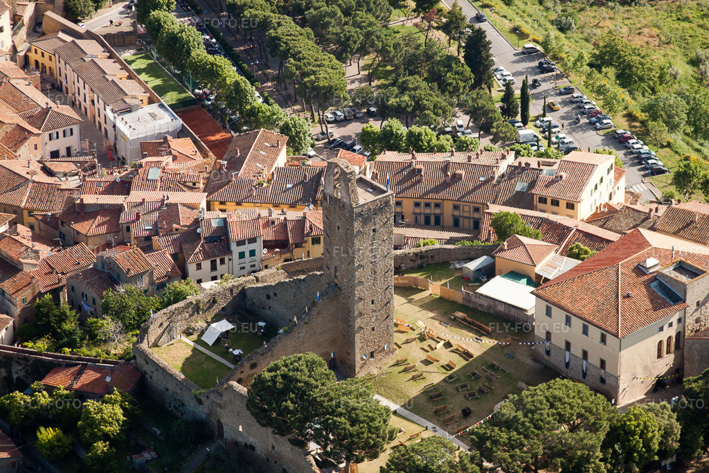 Vue aérienne: Vue de la ville à Castiglion Fiorentino dans le département Arezzo, Italie. Photo: IMG_28609.jpg prise le 04/06/2010 par Werner Riehm/FLY-FOTO.eu – Résolution de l'original: 4752 x 3168 px