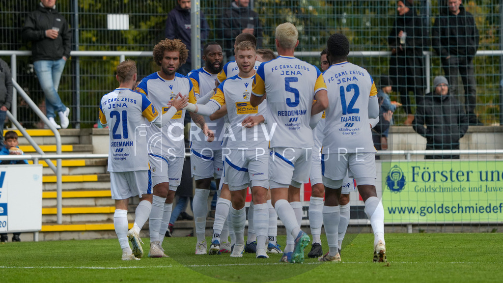 Fußball, Herren, Saison 2025/2026, Regionalliga Nordost, 11. Spieltag, FSV 63 Luckenwalde vs. FC Carl-Zeiss Jena, Samstag 05.10.2025, Werner-Seelenbinder-Stadion Luckenwalde, | Fußball, Herren, Saison 2025/2026, Regionalliga Nordost, 11. Spieltag, FSV 63 Luckenwalde vs. FC Carl-Zeiss Jena, Samstag 05.10.2025, Werner-Seelenbinder-Stadion Luckenwalde, Im Bild: Jubel beim FC Carl-Zeiss Jena nach dem Führungstreffer. - Realisiert mit Pictrs.com