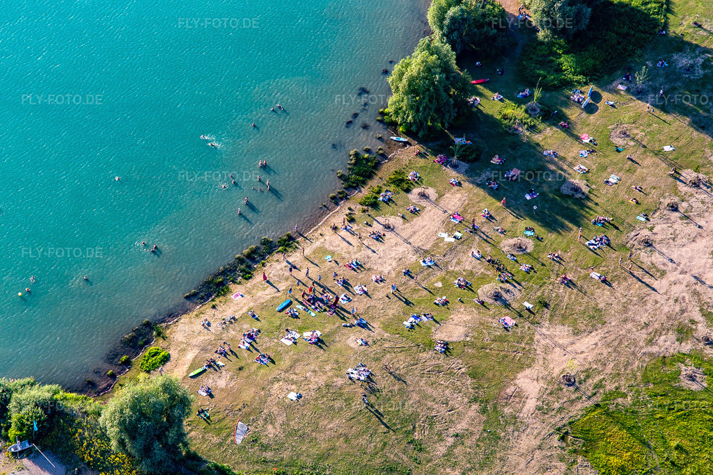 Luftbild: Viele Badegäste auf der Liegewiese am Epplesee im Ortsteil Silberstreifen in Rheinstetten im Bundesland Baden-Württemberg in Deutschland. Foto: IMG_141917.jpg vom 28.06.2024 durch Werner Riehm/FLY-FOTO.de