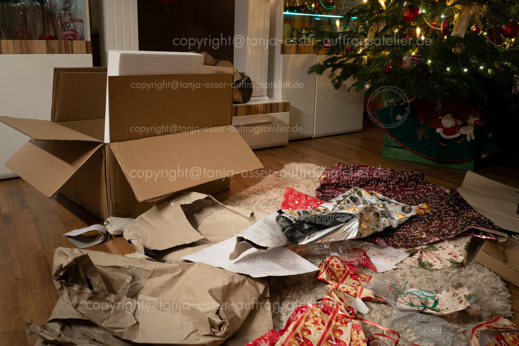 Es ist Heiligabend. Die Geschenke sind ausgepackt. Im weihnachtlichen Wohnzimmer liegt ein Chaos aus Geschenkpapier und Kartons unter dem Weihnachtsbaum. Authentisches Bild aus privatem Fest. | Es ist Heiligabend. Die Geschenke sind ausgepackt. Im weihnachtlichen Wohnzimmer liegt ein Chaos aus Geschenkpapier und Kartons unter dem Weihnachtsbaum. Authentisches Bild aus privatem Fest.