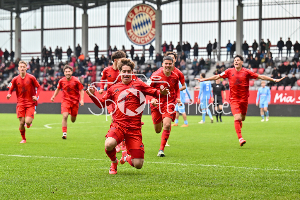 FC Bayern München U19 - TSV 1860 München U19 | Grenzenloser Jubel nach dem Treffer zum 2-1 fuer den FC BAyern durch Maximilian SCHUHBAUER (FC Bayern U19 #14) / Tor / Torschuetze / Freude / Happy / U19 DFB Nachwuchsliga: FC Bayern Muenchen U19 - TSV 1860 Muenchen U19, FC Bayern Campus am 02.11.2024