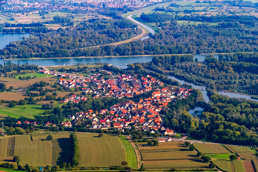 Luftbild: Dorfansicht aus Nordwesten an der Mündung der Sauer in den Rhein in Munchhausen im Bundesland Bas-Rhin in Frankreich.Foto: P1000856.jpg vom 15.09.2014 durch Werner Riehm/FLY-FOTO.deAuflösung des Originals: 5472 x 3648 px