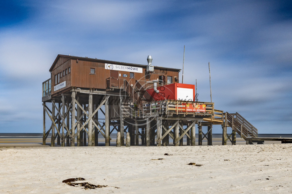 _X0A6601bea | Nordsee,Urlaub,Sonne,Meer,Sand,Pfahlbauten,Ording,Böhl,Dorf,Bad,Kite,Drachen,Wattenmeer, Erholung,Schleswig-Holstein,SPO,Sankt Peter, Westerheversand, Leuchtturm Westerhever, Leuchtturm Böhl, 54 Grad , Strandbar, Silbermöwe - Realisiert mit Pictrs.com