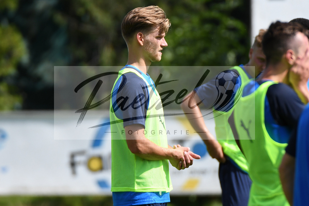 TRASFL20200713_0078 | Fussball, Herren: Luca Menke (SF Lotte) schaut bei der Trainingseinheit von SF Lotte im Sportpark am Lotter Kreuz am 13.07.2020 in Lotte, Deutschland. - Realisiert mit Pictrs.com