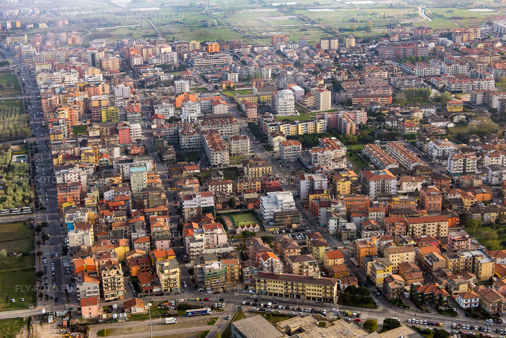 Vue aérienne: Vue de la ville à Chioggia dans le département Vénétie, Italie – .Photo: IMG_087589.jpg prise le 06/04/2016 par Werner Riehm/FLY-FOTO.eu – Résolution de l'original: 5313 x 3542 px