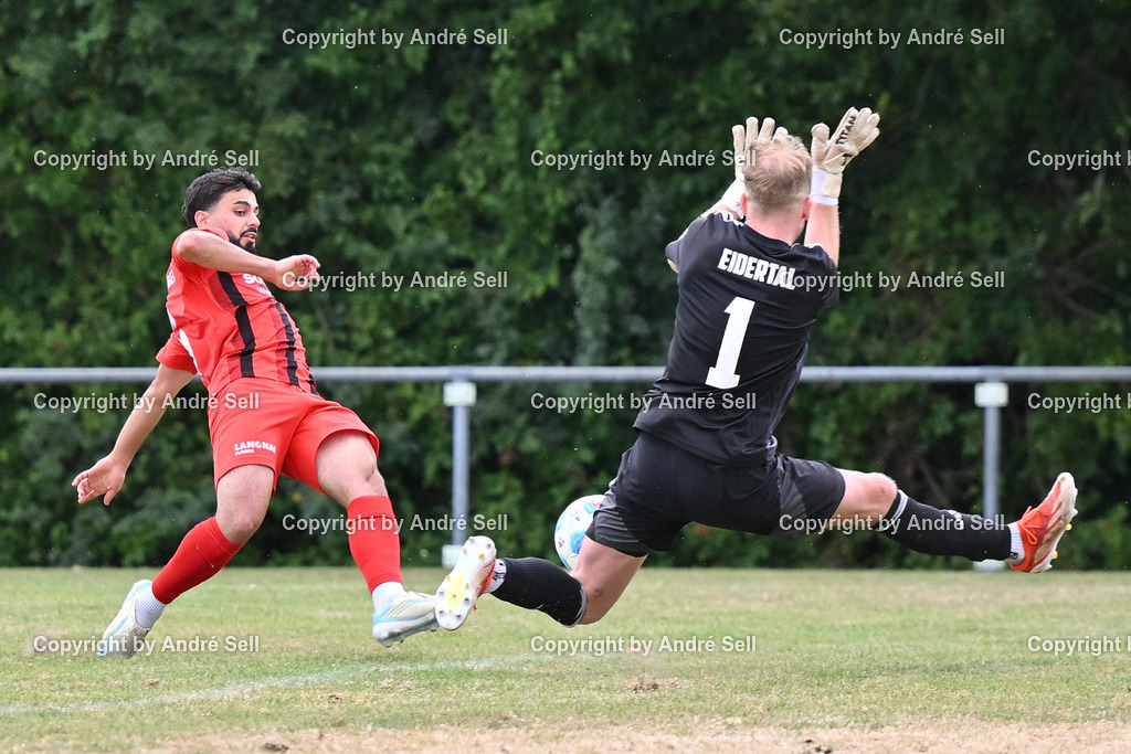 SpVg Eidertal Molfsee vs TSV Kronshagen | Abbas Sharba (TSVK #6) scheitert an Fynn Mohr (Molfsee #1) / Fußball-Landesliga Schleswig Männer 2026/2027 / SpVg Eidertal Molfsee vs TSV Kronshagen / Platz A / Molfsee / 15.08.26 - Realisiert mit Pictrs.com