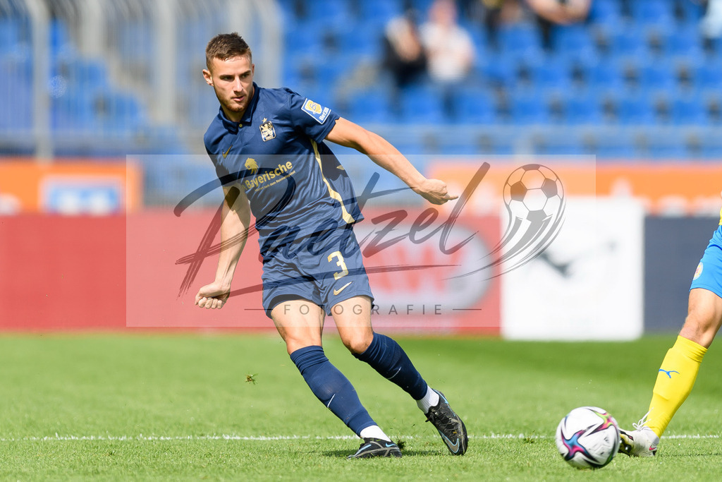 EBSTSV20210828_087 | Fussball, Herren: Niklas Lang (TSV 1860 Muenchen) in Aktion, am Ball, Einzelaktion beim Spiel der 3. Liga zwischen Eintracht Braunschweig und TSV 1860 Muenchen im Eintracht-Stadion am 28.08.2021 in Braunschweig, Deutschland.DFB / DFL REGULATIONS PROHIBIT ANY USE OF PHOTOGRAPHS AS IMAGE SEQUENCES AND/OR QUASI-VIDEO. - Realisiert mit Pictrs.com