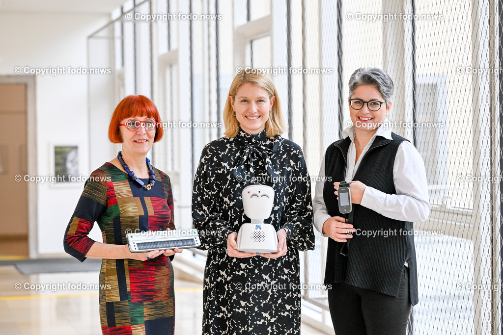 Pressekonferenz Land Ooe_ Bildung ohne Barrieren_ 19.02.2024-2 | 19.02.2024, Linz, AUT, Pressekonferenz Land Ooe, Bildung ohne Barrieren, im Bild Irene Muehlbach (Landesschulzentrum für Hoer- und Sehbildung), LH-StvIn Christine Haberlander (VP), Monika Kabelac (Ooe Hilfsmittelpool), 