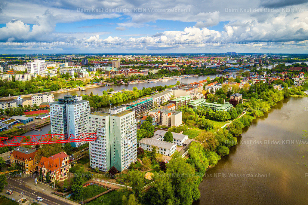 Magdeburg Werder Mittelstraße Lingner-0017 | Hochhäuser auf dem Werder mit Lingnerstraße bei Alte Elbe - Realisiert mit Pictrs.com