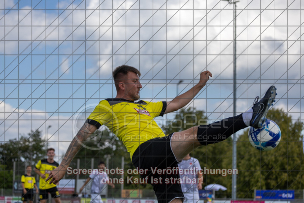 20250824_131030_0270 | #,1.FC Heiningen II (gelb) vs. 1.Göppinger SV III (weiß), Fußball, Kreisliga B7 - Bezirk Neckar/Fils, 01. Spieltag, Saison 2025/2026, Kunstrasenplatz Sportzentrum Heiningen, Krautgarten 1, 73092 Heiningen, 24.08.2025 - 13:00 Uhr,Foto: PhotoPeet-Sportfotografie/Peter Harich