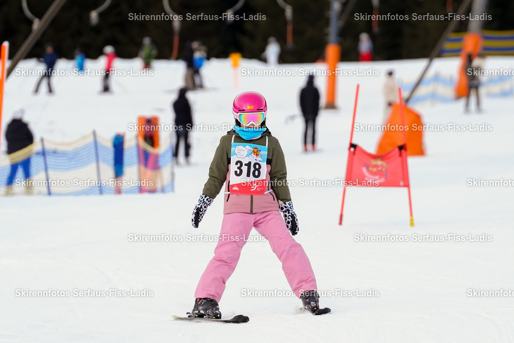 SRF_02.01.2026_0485 | Skirennfotos,Serfaus,Fiss,Ladis,Kinderskirennen,Winter,Tirol,Oberland,skirace,SFL,feelfree,weil wir's genießen,ski,Ski,skifahren,Sonnenplateau, - Realisiert mit Pictrs.com