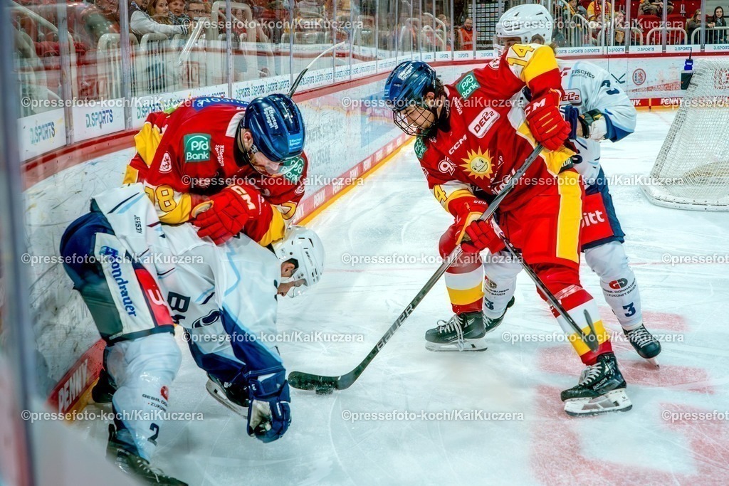 xKKUx26102501036 | 26.10.2025, xydrx, Eishockey, DEL2, Düsseldorfer EG - Blue Devils Weiden, PSD Bank Dome Düsseldorf:  Kevin Orendorz (DEG #78) und Kevin Noren (DEG #14) im Zweikampf gegen  Daniel Schwaiger (Weiden#26) und Tommy Muck (Weiden #3) 