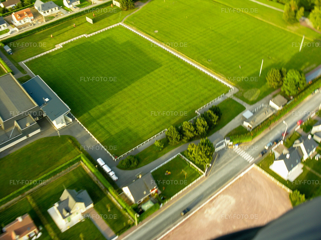 Luftbild: Ortsansicht in Villers-sur-Mer im Bundesland Calvados in Frankreich. – Foto: DSCN0554.jpg vom 04.08.2005 durch Werner Riehm/FLY-FOTO.de – Auflösung des Originals: 3264 x 2448 px