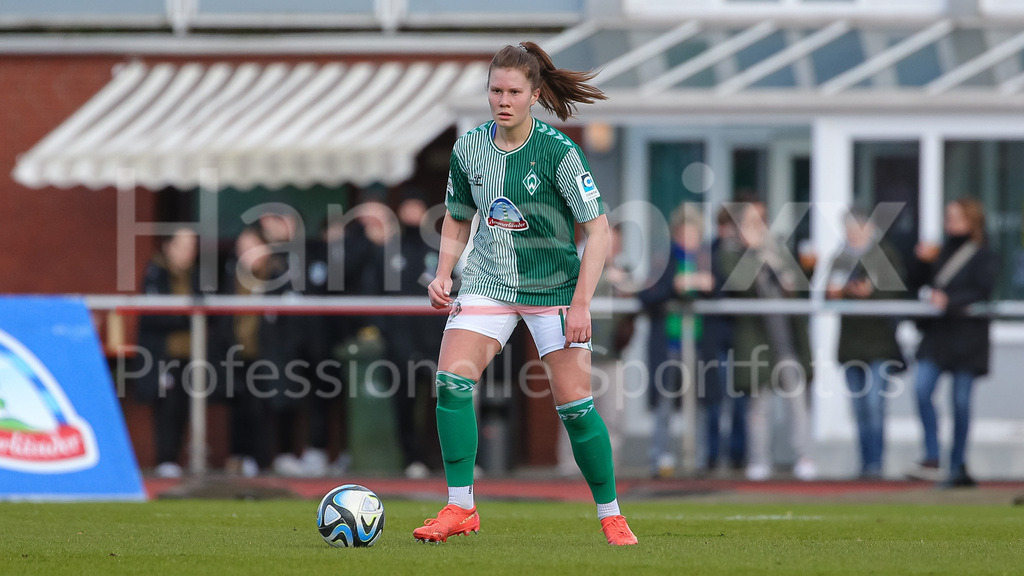 Fussball, Google Pixel Frauen-Bundesliga, SV Werder Bremen - SGS Essen | v.li.: Emilie Bernhardt (SV Werder Bremen, 16) am Ball, Einzelbild, Ganzkörper, Aktion, Action, Spielszene, DIE DFB-RICHTLINIEN UNTERSAGEN JEGLICHE NUTZUNG VON FOTOS ALS SEQUENZBILDER UND/ODER VIDEOÄHNLICHE FOTOSTRECKEN. DFB REGULATIONS PROHIBIT ANY USE OF PHOTOGRAPHS AS IMAGE SEQUENCES AND/OR QUASI-VIDEO.