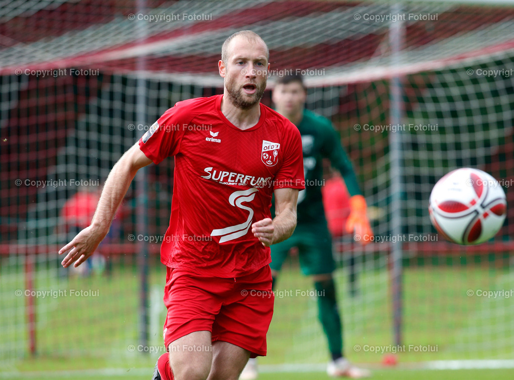 A_LUI_100922_05 | SPORT,FUSSBALL,LT1 OOE LIGA 10.09.2022 ASKOE OEDT-SPORTUNION SANKT MARTIN 
IM BILD: MATEJ VULIC (OEDT) UND (ST.MARTIN) FOTO:FOTOLUI