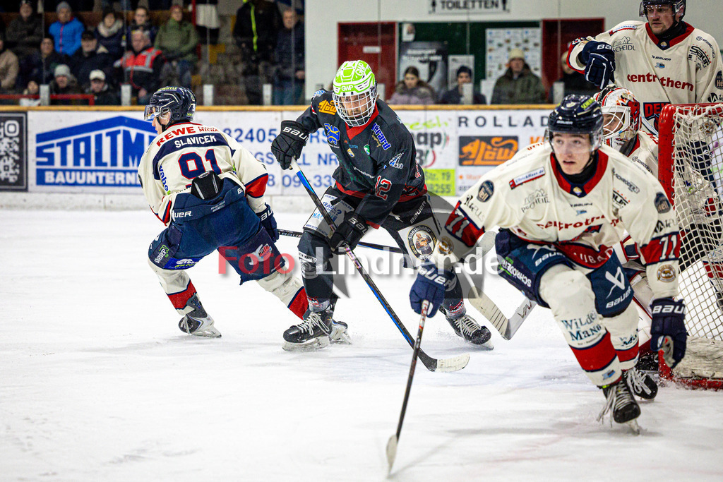 Peißenberg MINERS gegen VfE Ulm/Neu-Ulm DEVILS | Eishockey Bayernliga 2025/26 Vorrunde 24. Spieltag, Peißenberg MINERS gegen VfE Ulm/Neu-Ulm DEVILS, 20260104,Jonas LAUTENBACHER (MINERS 12) in Aktion,2026-01-04 in Peißenberg (flatbuy Arena Peißenberg), Jonas LAUTENBACHER (MINERS 12)Copyright: WolfgangxLindner www.foto-lindner.de