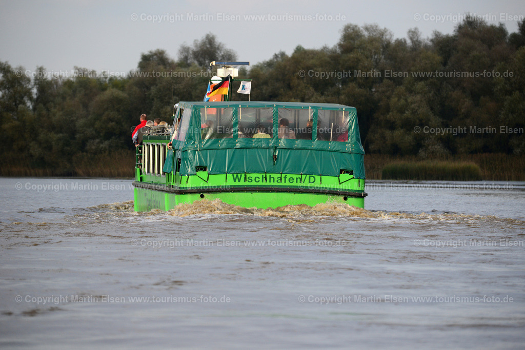 Tidenkieker auf der ElbeELS_6541141012a | Stade - Aufnahmedatum: 11.10.2014, Aufnahmehöhe:  m, Koordinaten:  - , Bildgröße: 7360 x  4912 Pixel - Copyright 2014 by Martin Elsen, Kontakt: Tel.: +49 157 74581206, E-Mail: info@schoenes-foto.deSchlagwörter: Tidenkieker, Schiff, Pagensand, Pladboden Schiff, Landgang, Ausflug, Stade, Fotos,Hafen,Schiffe, - Realisiert mit Pictrs.com