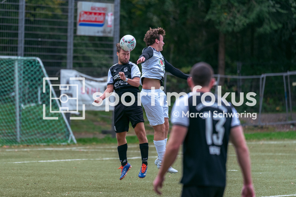 TSV 05 Ronsdorf – SSV Bergisch Born II | Dominik Baumann (4, SSV Bergisch Born II) beim Kopfball. Bezirksliga Niederrhein, Gruppe 2: TSV 05 Ronsdorf gegen SSV Bergisch Born II, Wuppertal, 11.10.2026. Endstand: 3:1. sportimfokus / Marcel Schwering - Realisiert mit Pictrs.com
