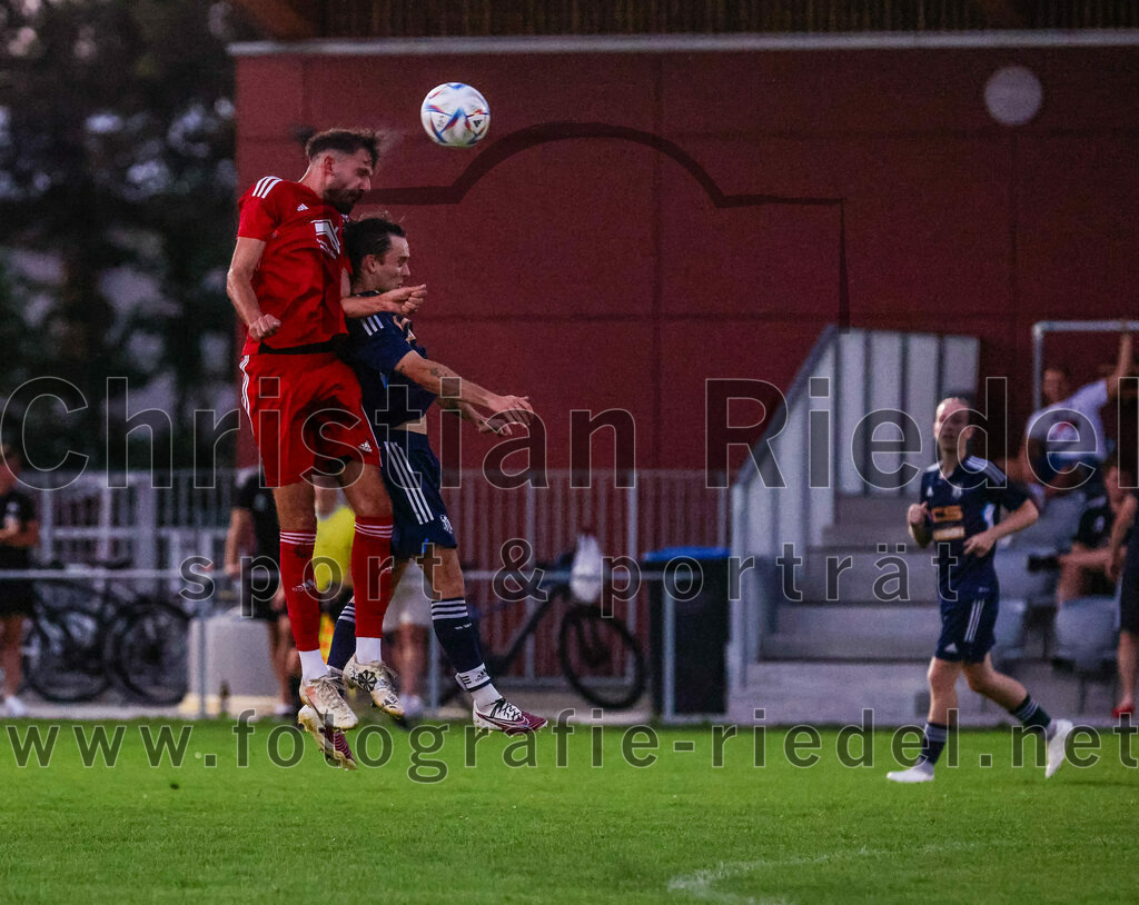 2023-08-22_056_FC_Finsing_gegen_SC_Moosen-Vils | Finsing, Deutschland, 22.08.2023:
Fußball, Kreisliga 2023 / 2024, 5. Spieltag, FC Finsing gegen SC Moosen/Vils, Endergebnis: 5:0

Dominik Keuter (FC Finsing, #18), Marko Kaltner (SC Moosen/Vils, #8)

Foto: Christian Riedel / fotografie-riedel.net