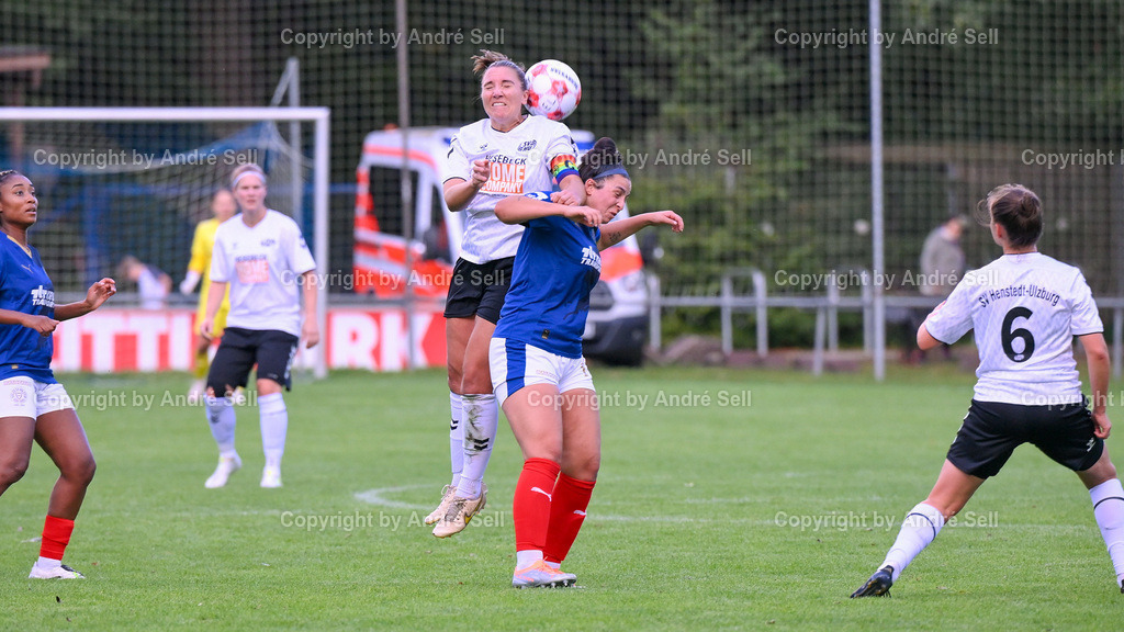 Holstein Kiel vs SV Henstedt-Ulzburg | Aryanna Naward (Holstein #15) vs Malin Hegeler (SVHU #4) / Fußball-Regionalliga Nord Frauen 2025/2026 / Holstein Kiel vs SV Henstedt-Ulzburg / Waldwiese / Kiel / 14.09.25 - Realisiert mit Pictrs.com