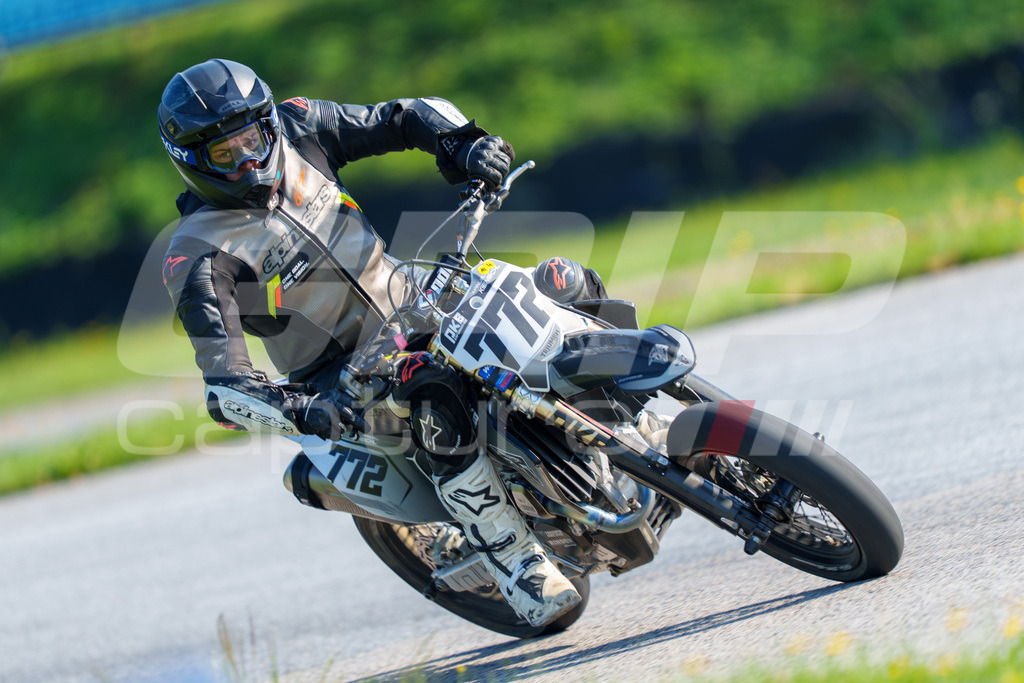 SuperMoto_Staatsmeisterschaft_Greinbach_036 | GRIPcapture steht für authentische Sportfotografie in Österreich – für Momente, die mehr sind als Geschwindigkeit oder Ergebnis. Es geht um Emotion, Spannung, Fokus und den Augenblick, der oft nur einen Wimpernschlag dauert.Ob Motorsport, Teamsport oder 