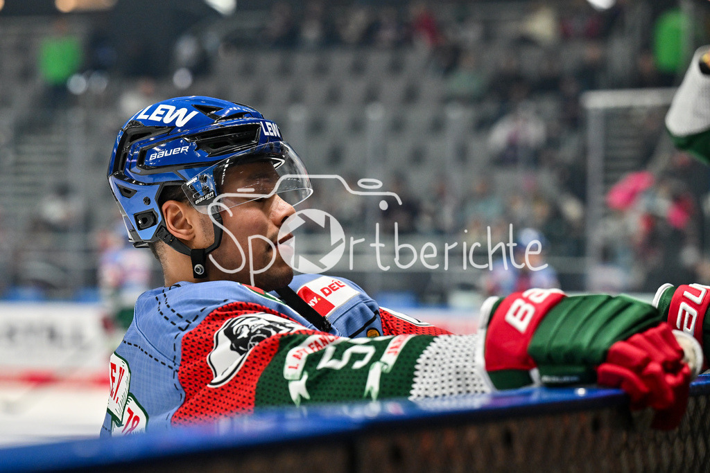 Augsburger Panther - Nürnberg Ice Tigers | AUGSBURG, GERMANY - 23. DECEMBER: im Bild Madison BOWEY (Augsburger Panther 22) vor dem Match zwischen den Augsburger Panthern und den Nürnberg Ice Tigers am 31. Spieltag der Penny DEL im Curt Frenzel Stadion