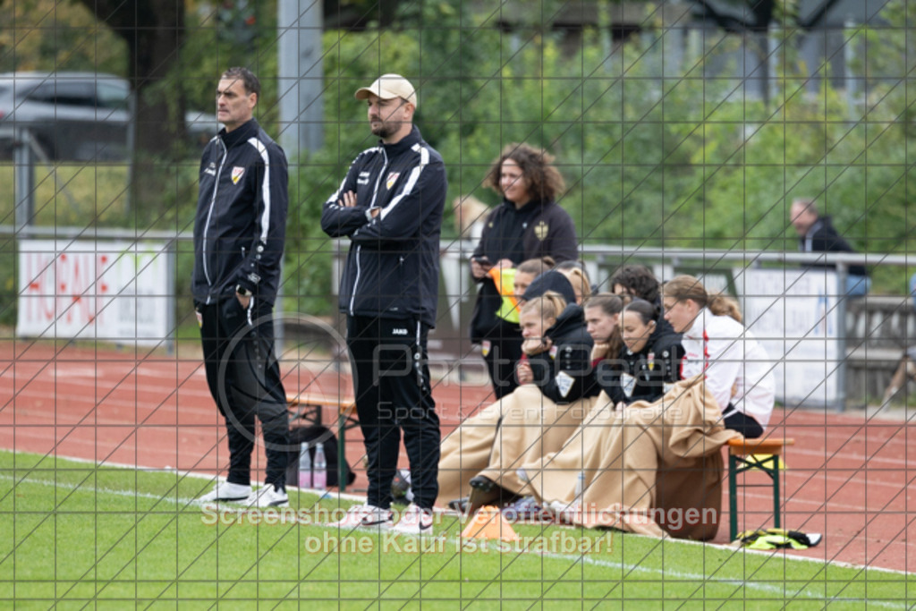 20251012_133808_0553 | #,1.FC Donzdorf (schwarz) vs. VfB Stuttgart II (rot), Fussball, Frauen-Verbandsliga Württemberg, 05. Spieltag, Saison 2025/2026, Rasenplatz Lautertal Stadion, Süßener Straße 16, 73072 Donzdorf, 12.10.2025 - 13:00 Uhr,Foto: PhotoPeet-Sportfotografie/Peter Harich