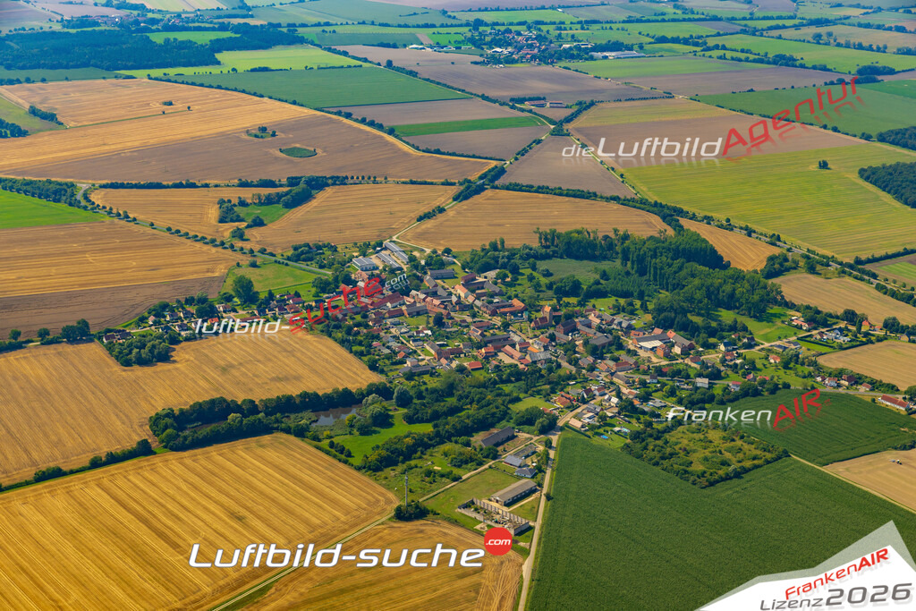 Luftaufnahme Groß Schwechten Stendal - Die Luftaufnahme wurde 2025 vom UL-Flugzeug heraus erstellt ( ohne Drohne ) - Hochauflösende Luftaufnahme - für professionelle Ausdrucke geeignet. Die Geschenkidee !Mit Lizenz und Bildrechte bestellbar