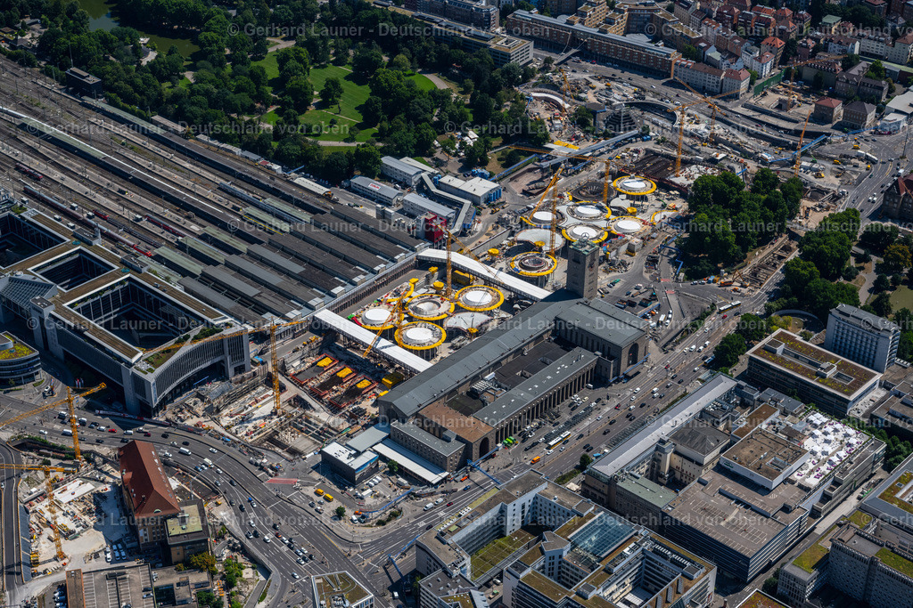 4034676 | STUTTGART 22.07.2020 Bauarbeiten zum Verkehrs- und Städtebauprojekt " Stuttgart 21 " am Hauptbahnhof im Ortsteil Stadtzentrum in Stuttgart im Bundesland Baden-Württemberg. Weiterführende Informationen bei: DB Netz AG,  Deutsche Bahn AG,  Ed. Züblin AG,  GODEL-BETON GmbH,  HTG Ingenieurbüro für Bauwesen GmbH,  Ingenhoven architects GmbH,  SÜLZLE Stahlpartner GmbH,  Vössing Ingenieurgesellschaft mbH. // Building of the main station of the railway and construction site for the development project "Stuttgart 21" in the district Stadtzentrum in Stuttgart in the state of Baden-Wurttemberg. Further information at: DB Netz AG,  Deutsche Bahn AG,  Ed. Zueblin AG,  GODEL-BETON GmbH,  HTG Ingenieurbuero fuer Bauwesen GmbH,  Ingenhoven architects GmbH,  SUeLZLE Stahlpartner GmbH,  Voessing Ingenieurgesellschaft mbH. Foto: Gerhard Launer