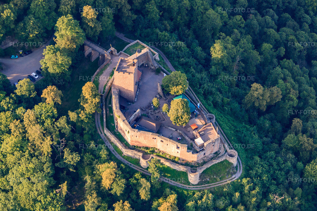 Luftbild: Burg Landeck in Klingenmünster im Bundesland Rheinland-Pfalz in Deutschland.Foto: IMG_51318.jpg vom 04.08.2012 durch Werner Riehm/FLY-FOTO.deAuflösung des Originals: 3851 x 2567 px