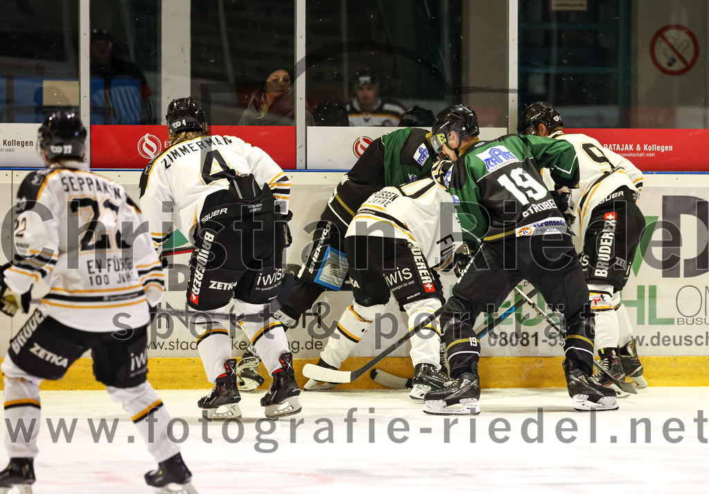 2022-09-23_028_TSV_Erding_gegen_EV_Fuessen | Erding, Deutschland, 23.09.2022:
Eishockey, Bayernliga 2022 / 2023, Testspiel, TSV Erding gegen EV Füssen, Endergebnis: 1:3

Carl Zimmermann (EV Füssen, #4), Mario Strobel (Erding Gladiators, #19), Noha Keller (EV Füssen, #9)

Foto: Christian Riedel / fotografie-riedel.net