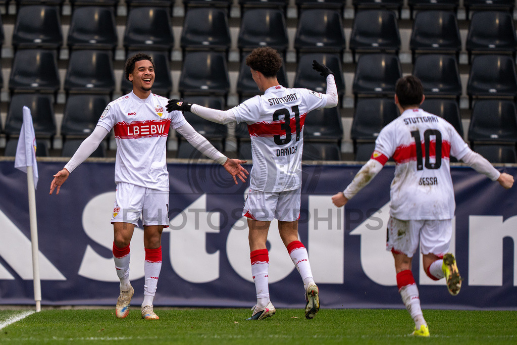 VfB Stuttgart II vs. TSG Hoffenheim II, Fussball, 3. Liga, 26. Spieltag, 15.03.2026 | Kenny Fressle (VfB Stuttgart II, #19), Noah Darvich (VfB Stuttgart II, #31) und Nicolas Sessa (VfB Stuttgart II, #10),VfB Stuttgart II vs. TSG Hoffenheim II, Fussball, 3. Liga, 26. Spieltag, 15.03.2026Foto: photosbyphips/Philip Ziegler