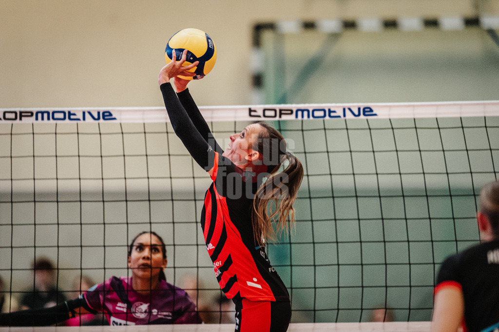 Volleyball | Frauen | Saison 2025/2026 | Volleyball Bundesliga | ETV Hamburger Volksbank Volleys vs. Schwarz-Weiß Erfurt | 15.02.2026 | Kathleen Weiß (#13, ETV Hamburger Volksbank Volleys) beim Zuspiel