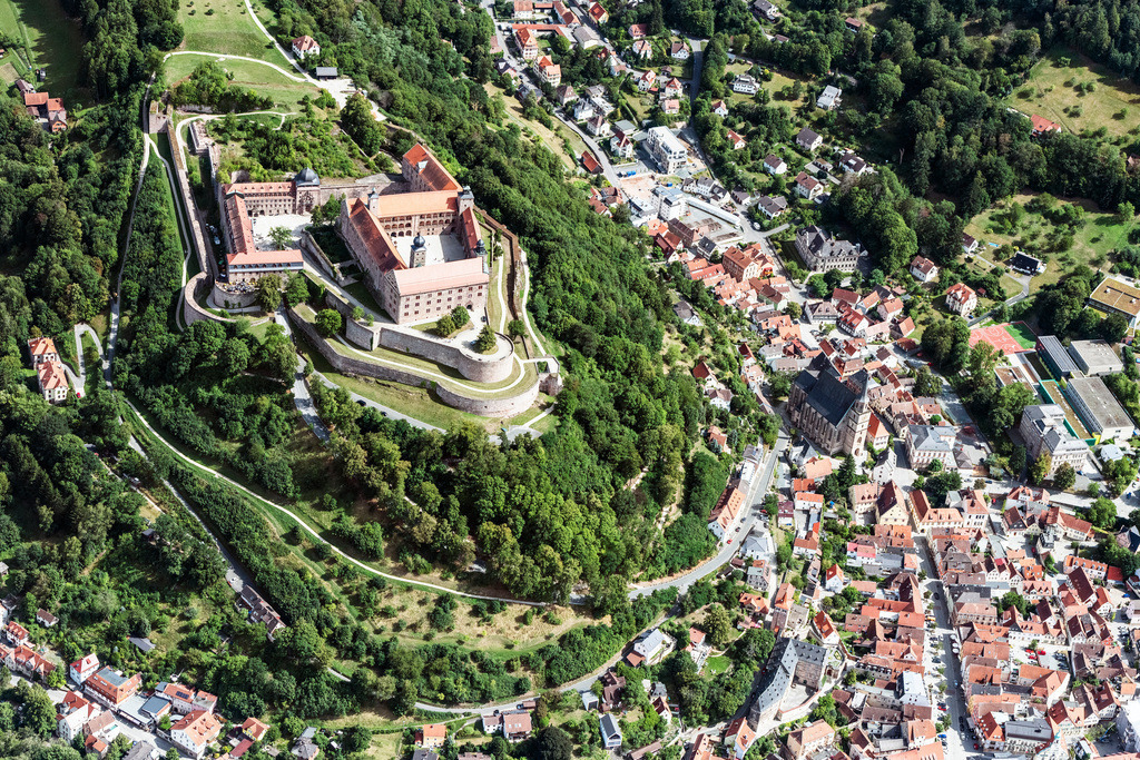 dr__0031842.jpg | KULMBACH 09.08.2019 Burganlage der Veste Plassenburg und Altstadt von Kulmbach in Kulmbach im Bundesland Bayern, Deutschland. // Castle of the fortress Plassenburg and Altstadt von Kulmbach in Kulmbach in the state Bavaria, Germany. Foto: Daniel Reiter