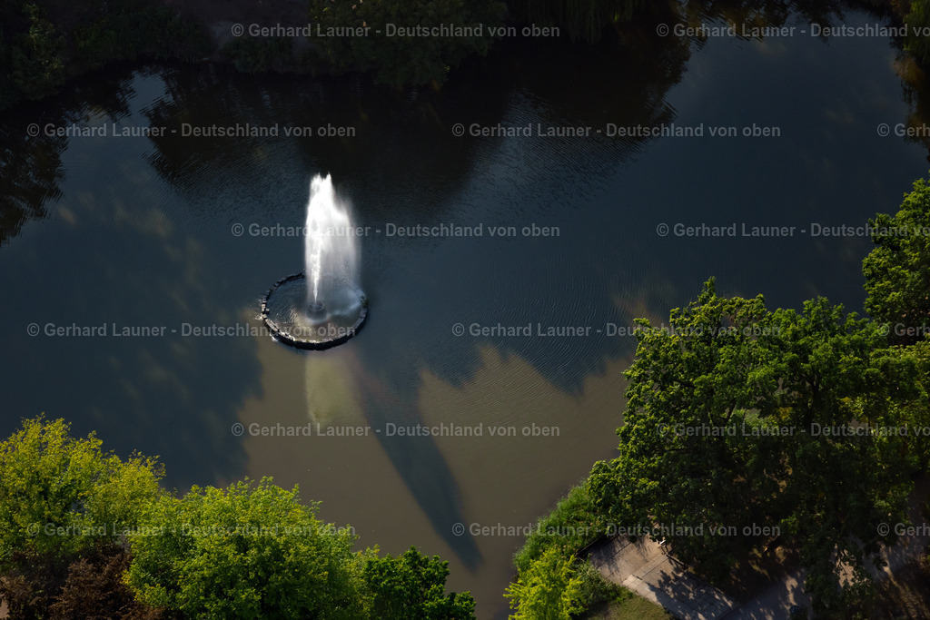 4040296 | LEIPZIG 14.09.2020 Wasserspiel- Fontaine auf dem See im Palmengarten im Ortsteil Lindenau in Leipzig im Bundesland Sachsen, Deutschland. Weiterführende Informationen bei: Stadt Leipzig. // Water - fountain on See in Palmengarten in the district Lindenau in Leipzig in the state Saxony, Germany. Further information at: Stadt Leipzig. Foto: Gerhard Launer