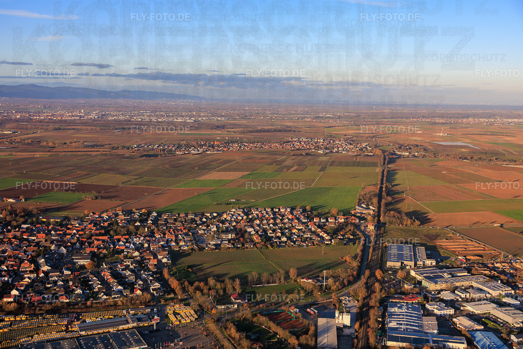 Bahnlinie nach Landau | Luftbild: Bahnlinie nach Landau in Rohrbach im Bundesland Rheinland-Pfalz in Deutschland. Foto: IMG_151575.jpg vom 18.11.2025 durch Werner Riehm/FLY-FOTO.de - Realisiert mit Pictrs.com