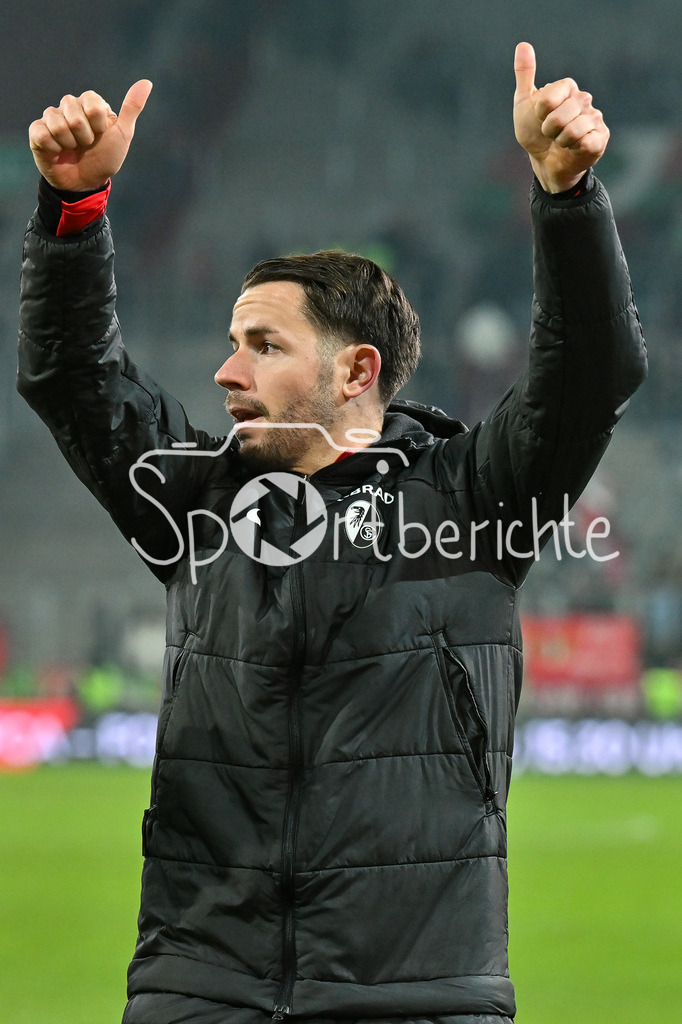 FC Augsburg - SC Freiburg | AUGSBURG, GERMANY - 18. JANUARY: Die Spieler der Freiburger bedanken sich bei den mit gereisten Fans nach dem Bundesligamatch zwischen dem FC Augsburg und dem SC Freiburg am 18. Spieltag in der WWK-Arena / DFL REGULATIONS PROHIBIT ANY USE OF PHOTOGRAPHS AS IMAGE SEQUENCES AND/OR QUASI-VIDEO - Christian GÜNTER (SC Freiburg 30) / Einzelfoto / Freisteller