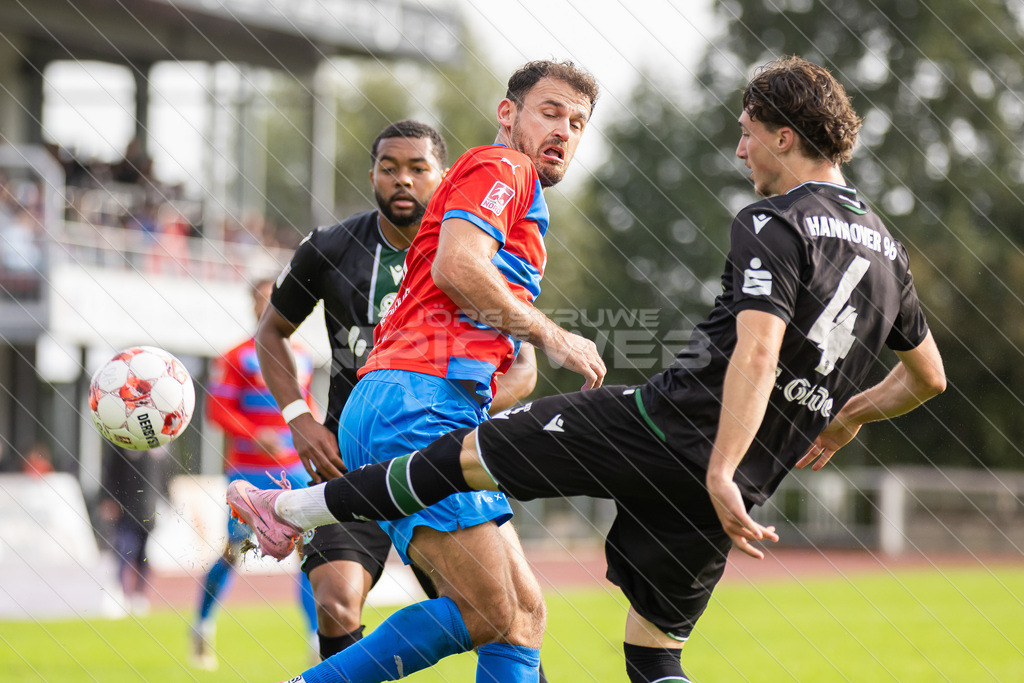 20251005_Picselweb-Fotografie_1R3_0532 | Brooklyn Kevin Ezeh (32, Hannover 96 II), Haris Hyseni (10, SV Drochtersen/Assel), Ilias Ebnoutalib (4, Hannover 96 II), Asuma Ikari (15, Hannover 96 II) - Realisiert mit Pictrs.com